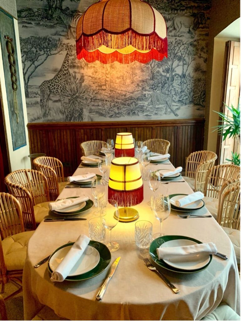 Interior del restaurante Al Baile La Temprana cerca de la Catedral de Oviedo